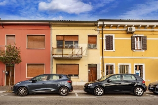 zoom immagine (Casa a schiera 220 mq, soggiorno, 3 camere, zona Villafranca di Verona - Centro)