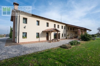 zoom immagine (Villa 468 mq, soggiorno, 3 camere, zona Chiarano)