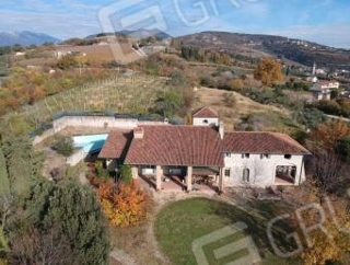 zoom immagine (Villa 1150 mq, soggiorno, più di 3 camere, zona Sant'Ambrogio di Valpolicella)