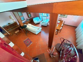zoom immagine (Villa 250 mq, soggiorno, 5 camere, zona Guizza)