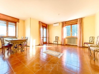 zoom immagine (Appartamento 183 mq, soggiorno, 3 camere, zona Borgomanero - Centro)