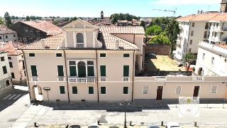 zoom immagine (Palazzo 1000 mq, soggiorno, più di 3 camere, zona Este - Centro)