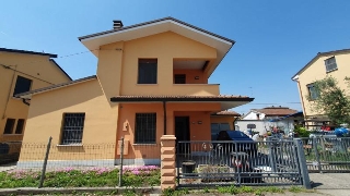 zoom immagine (Casa singola 161 mq, soggiorno, 2 camere, zona Novi di Modena)
