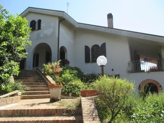 zoom immagine (Casa singola 405 mq, soggiorno, 3 camere, zona Sant'Angelo)