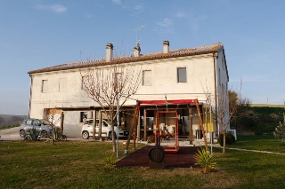 zoom immagine (Casa singola 370 mq, soggiorno, 3 camere, zona Sant'Angelo)