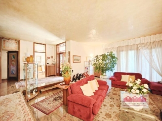 zoom immagine (Villa 293 mq, soggiorno, più di 3 camere, zona Montecchio Maggiore - Centro)
